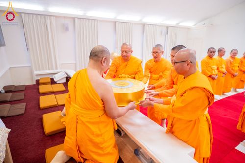 ภาพ No.62490:คณะศิษยานุศิษย์รวมใจสถาปนาและสมโภช ธรรมจักร เพื่ออัญเชิญประดิษฐาน ณ ยอดอุโบสถ 80 ปี หลวงพ่อธัมมชโย วัดพระธรรมกายนิวเจอร์ซี ประเทศสหรัฐอเมริกา  วันอาทิตย์ที่ 7 เมษายน พ.ศ. 2567