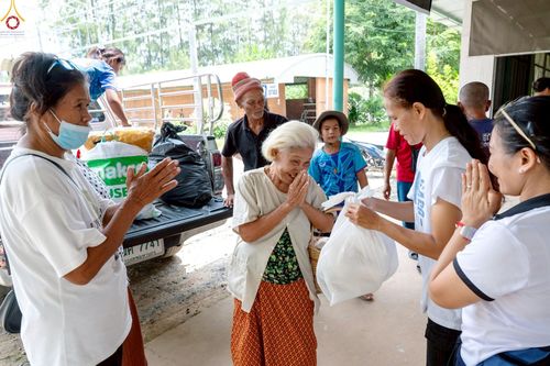 ภาพ No.235510:วันที่ 30-31 กรกฎาคม พ.ศ. 2568 วัดพระธรรมกาย มูลนิธิธรรมกาย ร่วมกับศูนย์ส่งเสริมศีลธรรมจังหวัดสุรินทร์ เปิดศูนย์พักพิงชั่วคราวเพื่อช่วยเหลือประชาชน ผู้อพยพจากเหตุปะทะกันตามแนวชายแดน ไทย-กัมพูชา ตั้งแต่วันที่ 24 กรกฎาคม พ.ศ.2568 เป็นต้นไป