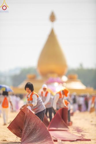 ภาพ No.130116:V.34 เพื่อธรรมเพื่อบางกล่ำ การรับบุญของเจ้าหน้าที่หน่วยงานต่างๆ  เพื่องานธรรมยาตราอัญเชิญพระบรมสารีริกธาตุ ประดิษฐาน ณ มหารัตนเจดีย์สิริปทุมสวรรค์ (เจดีย์อริยพุทธะ 5 พระองค์) ณ ศูนย์ปฏิบัติธรรมภาคใต้ อ.บางกล่ำ จ.สงขลา ระหว่างวันที่ 9-10 มีนาคม พ.ศ. 2567