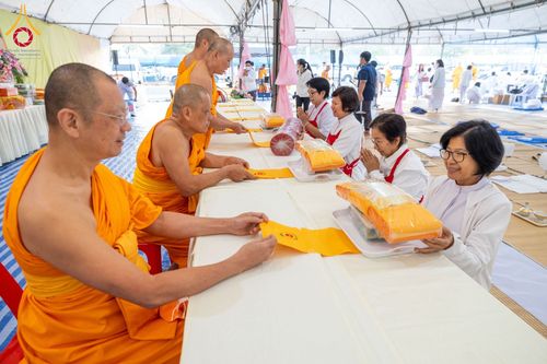 ภาพ No.198436:พิธีถวายภัตตาหารเป็นสังฆทาน แด่พระธรรมยาตรา ณ อนุสรณ์สถานบางปลา วัดบางปลา อำเภอบางเลน จังหวัดนครปฐม ในโครงการธรรมยาตรา กตัญญูบูชา มหาปูชนียาจารย์ พระมงคลเทพมุนี(สด จนฺทสโร) พระผู้ปราบมาร อนุสรณ์สถาน 7 แห่ง ปีที่ 13 วันที่ 20 มกราคม พ.ศ. 2568