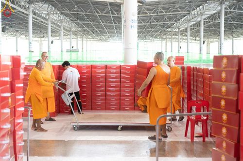 ภาพ No.212137:วันจันทร์ที่ 17 มีนาคม พ.ศ. 2568 บุญบรรจุกล่องไทยธรรม เพื่อถวายแด่พระสังฆาธิการ 40,000 กว่าวัดทั่วไทย ในวันคุ้มครองโลก 22 เมษายน พ.ศ. 2568 ณ บ้านแก้วเรือนทองคุณยายฯ วัดพระธรรมกาย