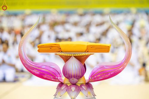 ภาพ No.150016:พิธีตักบาตร , พิธีปฎิบัติธรรม , พิธีถวายภัตตาหารเมนูสวรรค์ ในพรรษาแห่งการเข้าถึงธรรม วันธรรมชัย วันอังคารที่ 27 สิงหาคม พ.ศ.2567 ณ สภาธรรมกายสากล วัดพระธรรมกาย