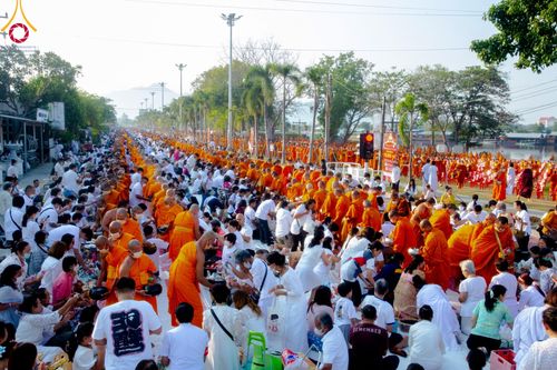 ภาพ No.101931:ตักบาตรพระ 10,000 รูป เติมบุญให้แผ่นดิน เนื่องในโอกาส 192 ปี จังหวัดกาญจนบุรี หนึ่งในโครงการตักบาตรพระ 2,000,000 รูป  77 จังหวัดทุกวัดทั่วไทย วันจันทร์ที่ 11 ธันวาคม พ.ศ. 2566 บริเวณถนนสองแคว (SKY WALK) เมืองกาญจนบุรี