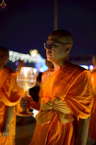 ภาพ No.224074:วันวิสาขบูชา วันอาทิตย์ที่ 11 พฤษภาคม พ.ศ. 2568 พิธีจุดวิสาขประทีป ,  พิธีเวียนประทักษิณรอบพระมหาธรรมกายเจดีย์ , พิธีฉลองชัยสวดมนต์บทธัมมจักกัปปวัตตนสูตร ครบ 7,357,000,000 จบ ณ มหารัตนวิหารคด วัดพระธรรมกาย