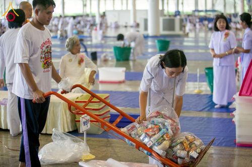 ภาพ No.256882:วันที่ 5 ตุลาคม พ.ศ. 2568 พิธีตักบาตร ข้าวสารอาหารแห้ง ณ บ้านแก้วเรือนทองคุณยายฯ สภาธรรมกายสากล วัดพระธรรมกาย