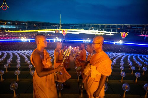 ภาพ No.160694:พิธีจุดประทีป 20,000 ดวง บูชาพระมหาธรรมกายเจดีย์ และบูชาพระมงคลเทพมุนี (สด จนฺทสโร) พระผู้ปราบมาร ณ ลานธรรม พระมหาธรรมกายเจดีย์ วัดพระธรรมกาย จ.ปทุมธานี วันที่ 10 ตุลาคม พ.ศ. 2567