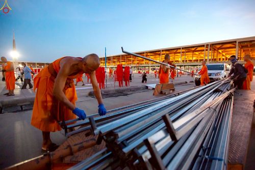 ภาพ No.225168:วันที่ 20 - 27 เมษายน พ.ศ. 2568 "ภาพแห่งความปลื้มที่ไม่มีวันจบ" คณะสงฆ์สามเณร เจ้าหน้าที่ และสาธุชน ร่วมแรงร่วมใจกันเตรียมงานและเก็บงาน เพื่อวันคุ้มครองโลก พิธีถวายมหาสังฆทานคณะสงฆ์ 40,000 กว่าวัดทั่วประเทศ