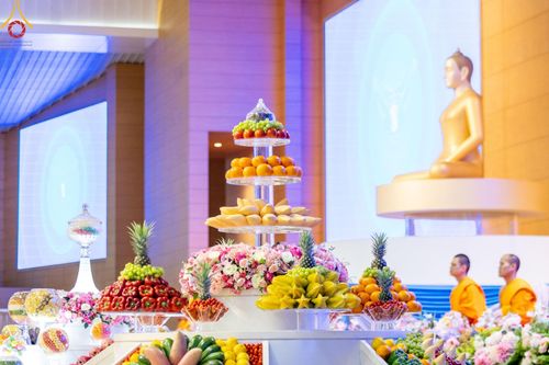 ภาพ No.139177:พิธีตักบาตร , พิธีบูชาข้าวพระ ณ ห้องแก้วสารพัด 1 สภาธรรมกายสากล วัดพระธรรมกาย วันอาทิตย์ต้นเดือนที่ 2 มิถุนายน พ.ศ. 2567