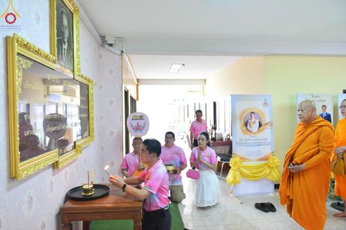 ภาพ No.150913:พิธีเจริญพระพุทธมนต์ และทำบุญตักบาตรแด่คณะสงฆ์ จำนวน 121 รูป เนื่องในโอกาสฉลองครบรอบ 120 ปี อำเภอคลองหลวง จังหวัดปทุมธานี เพื่อถวายเป็นพุทธบูชา ช่วยเหลือผู้ประสบความเดือดร้อนจากอุทกภัย และคณะสงฆ์ 323 วัด 4 จังหวัดชายแดนภาคใต้ วันเสาร์ที่ 31 สิงหาคม พ.ศ. 