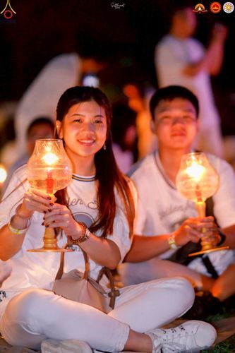 ภาพ No.224565:วันจันทร์ที่ 12 พฤษภาคม พ.ศ. 2568  ชาวพุทธในอินโดนีเซีย ร่วมฉลองวิสาขบูชาจุดประทีปกว่า 200,000 ดวง ณ พระมหาเจดีย์บรมพุทโธ  เจริญพุทธมนต์ถวาย “พระวชิรเกล้าเจ้าอยู่หัว”