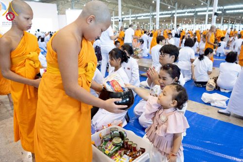 ภาพ No.223428:วันวิสาขบูชา วันอาทิตย์ที่ 11 พฤษภาคม พ.ศ. 2568 พิธีตักบาตร และปฎิบัติธรรม ณ สภาธรรมกายสากล วัดพระธรรมกาย