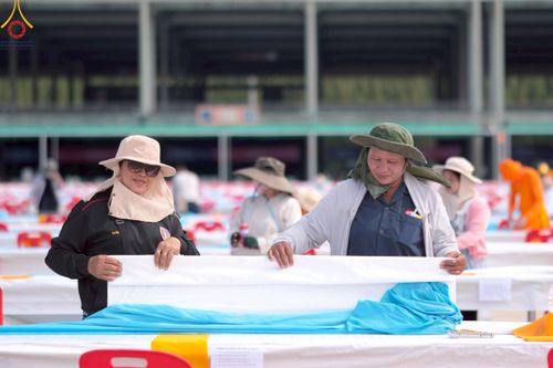 ภาพ No.218543:วันที่ 15 - 18 เมษายน พ.ศ. 2568 การเตรียมภาชนะสำหรับถวายภัตตาหาร , การจัดโต๊ะเก้าอี้ในลานธรรม , การแพ็คพัสดุงานต้อนรับ เพื่องานวันคุ้มครองโลก 22 เมษายน พ.ศ.2568 วัดพระธรรมกาย