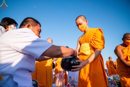 ภาพ No.105331:พิธีตักบาตรฉลองพระบวชใหม่ รุ่นบูชาธรรมมหาปูชนียาจารย์ และต้อนรับศักราชใหม่ วันจันทร์ที่ 1 มกราคม พ.ศ. 2567 ณ ลานธรรมพระมหาธรรมกายเจดีย์ วัดพระธรรมกาย