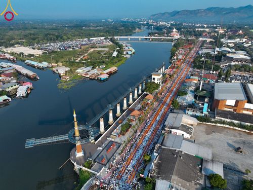 ภาพ No.101906:ตักบาตรพระ 10,000 รูป เติมบุญให้แผ่นดิน เนื่องในโอกาส 192 ปี จังหวัดกาญจนบุรี หนึ่งในโครงการตักบาตรพระ 2,000,000 รูป  77 จังหวัดทุกวัดทั่วไทย วันจันทร์ที่ 11 ธันวาคม พ.ศ. 2566 บริเวณถนนสองแคว (SKY WALK) เมืองกาญจนบุรี