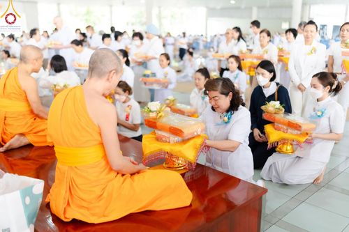 ภาพ No.205769:พิธีสวดพระพุทธมนต์ และถวายภัตตาหารเมนูสวรรค์แด่พระภิกษุ สามเณร วันจันทร์ที่ 3 กุมภาพันธ์ พ.ศ. 2568 ณ หอฉันคุณยายอาจารย์ฯ วัดพระธรรมกาย