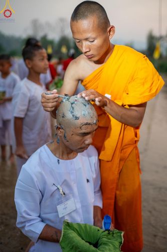 ภาพ No.63362:Photo Story  มหัศจรรย์วัดดงดินแดง Episode 1  พิธีปลงผมนาคธรรมทายาท  ในโครงการบรรพชาอุปสมบทหมู่ ฟื้นฟูพระพุทธศาสนาทั่วไทย วัดดงดินแดง ณ ลำน้ำแม่ตื่น อ.อมก๋อย จ.เชียงใหม่ วันที่ 2 เมษายน พ.ศ. 2567