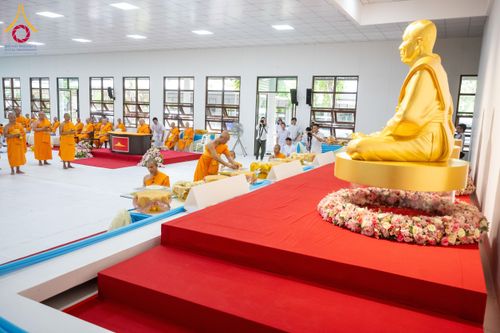 ภาพ No.160888:พิธีเจริญพระพุทธมนต์ และปิดแผ่นทองรูปเหมือน พระเดชพระคุณพระมงคลเทพมุนี (สด จนฺทสโร) พระผู้ปราบมาร จำนวน 3 องค์ วันเสาร์ที่ 5 ตุลาคม พ.ศ. 2567 ณ อาคารปลูกศรัทธา 2 (ชานชลาเดิม) วัดพระธรรมกาย อ.คลองหลวง จ.ปทุมธานี