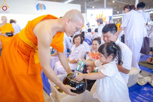 ภาพ No.151086:พิธีตักบาตร ในวันอาทิตย์ต้นเดือน วันที่ 1 กันยายน พ.ศ. 2567 ณ สภาธรรมกายสากล วัดพระธรรมกาย