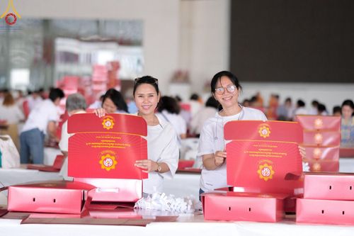 ภาพ No.210961:วันที่ 15 มีนาคม พ.ศ. 2568  บุญบรรจุกล่องไทยธรรม เพื่อถวายแด่พระสังฆาธิการ 40,000 กว่าวัดทั่วไทย ในวันคุ้มครองโลก 22 เมษายน พ.ศ. 2568