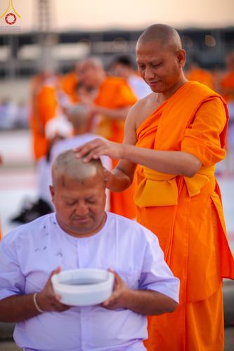 ภาพ No.180083:พิธีปลงผมนาคธรรมทายาท ในโครงการอุปสมบทหมู่ บูชาธรรมมหาปูชนียาจารย์ (ศูนย์อบรมวัดพระธรรมกาย) วันที่ 1 ธันวาคม พ.ศ. 2567 ณ ลานธรรมหารัตนวิหารคด วัดพระธรรมกาย จ.ปทุมธานี
