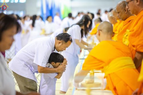 ภาพ No.159564:สัมมนาพิเศษและพิธีมอบองค์พระธรรมกาย 2,000 องค์ ณ ห้องแก้วสารพัดนึก 1 วัดพระธรรมกาย วันอาทิตย์ต้นเดือนที่ 6 ตุลาคม พ.ศ. 2567