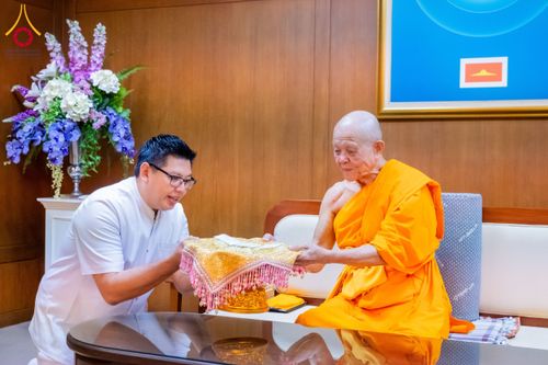 ภาพ No.62465:คณะศิษยานุศิษย์รวมใจสถาปนาและสมโภช ธรรมจักร เพื่ออัญเชิญประดิษฐาน ณ ยอดอุโบสถ 80 ปี หลวงพ่อธัมมชโย วัดพระธรรมกายนิวเจอร์ซี ประเทศสหรัฐอเมริกา  วันอาทิตย์ที่ 7 เมษายน พ.ศ. 2567