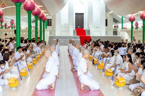 ภาพ No.228946:วันเสาร์ที่ 14 มิถุนายน พ.ศ. 2568 พิธีเวียนประทักษิณ , พิธีขอขมารับผ้าไตร ในโครงการบรรพชาอุปสมบทหมู่ ผู้บริหารรุ่นที่ 15 และ อุดมศึกษา รุ่นที่ 52 ณ โบสถ์พระไตรปิฎก วัดพระธรรมกาย