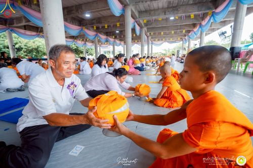 ภาพ No.216040:วันพฤหัสบดีที่ 3 เมษายน พ.ศ. 2568 พิธีบรรพชาสามเณร ภาคฤดูร้อน รุ่นที่ 15  บูชาธรรมหลวงพ่อธัมมชโย 81 ปี 81 รูป ณ ศูนย์ปฏิบัติธรรมสวนผึ้ง จ.ราชบุรี