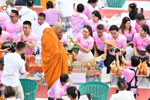 ภาพ No.150888:พิธีเจริญพระพุทธมนต์ และทำบุญตักบาตรแด่คณะสงฆ์ จำนวน 121 รูป เนื่องในโอกาสฉลองครบรอบ 120 ปี อำเภอคลองหลวง จังหวัดปทุมธานี เพื่อถวายเป็นพุทธบูชา ช่วยเหลือผู้ประสบความเดือดร้อนจากอุทกภัย และคณะสงฆ์ 323 วัด 4 จังหวัดชายแดนภาคใต้ วันเสาร์ที่ 31 สิงหาคม พ.ศ. 
