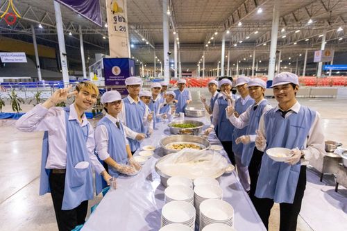 ภาพ No.58906:V.40 ภัตตาหารพระหมื่นวัด เราจัดให้ การปฏิบัติงานของเจ้าหน้าที่และอาสาสมัคร เพื่อรับบุญในการถวายภัตตาหาร แด่คณะสงฆ์ 10,000 กว่าวัดทั่วประเทศ ที่มาร่วมงานวันคุ้มครองโลก จันทร์ที่ 22 เมษายน พ.ศ. 2567 ณ วัดพระธรรมกาย