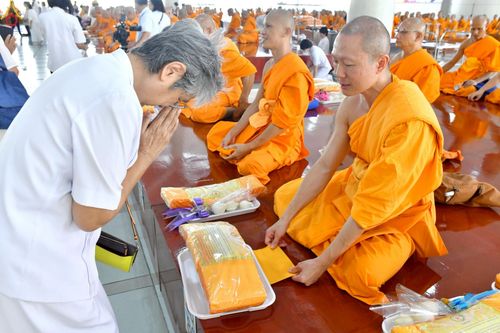 ภาพ No.229765:วันที่ 25 มิถุนายน พ.ศ. 2568 (แรม 15 ค่ำ เดือน 7) พิธีบุพเปตพลี ครั้งที่ 166 ร่วมอุทิศบุญแด่หมู่ญาติที่ล่วงลับไปแล้ว และสืบทอดอายุพระพุทธศาสนา ณ หอฉันคุณยายอาจารย์ฯ วัดพระธรรมกาย