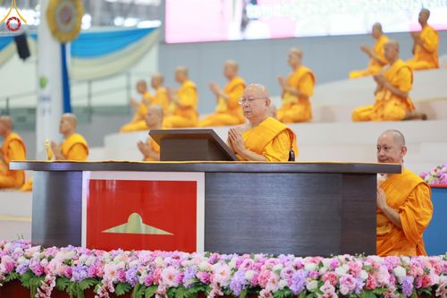 ภาพ No.60404:การต้อนรับพระสังฆาธิการ 10,000 กว่าวัดทั่วประเทศ พิธีมอบปัจจัยช่วยเหลือครู 4 จังหวัดชายแดนภาคใต้ พิธีปฏิบัติธรรม ในวันคุ้มครองโลก วันจันทร์ที่ 22 เมษายน พ.ศ.2567 ณ วัดพระธรรมกาย จ.ปทุมธานี