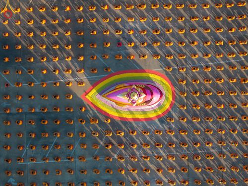 ภาพ No.197726:พิธีตักบาตรพระธรรมยาตรา ณ อนุสรณ์สถานลำดับที่ 4 สถานที่เกิดด้วยกายธรรม วัดโบสถ์(บน) ต.บางคูเวียง จ.นนทบุรี ในโครงการธรรมยาตรา กตัญญูบูชา มหาปูชนียาจารย์ พระมงคลเทพมุนี(สด จนฺทสโร) พระผู้ปราบมาร อนุสรณ์สถาน 7 แห่ง ปีที่ 13 วันที่ 19 มกราคม พ.ศ. 2568