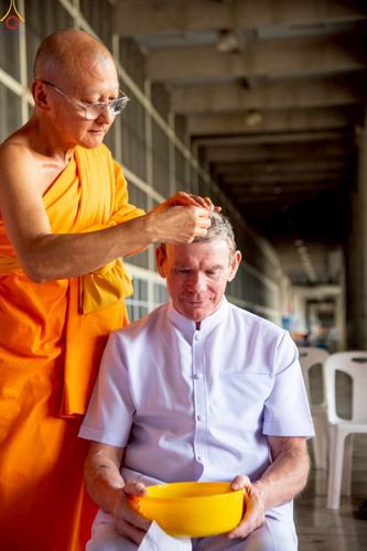 ภาพ No.230865:วันที่ 28 มิถุนายน พ.ศ. 2568 พิธีตัดปอยผมและปลงผม โครงการบวชพระนานาชาติ AEC & WAB รุ่นที่ 9 ณ วิหารคด 2 วัดพระธรรมกาย