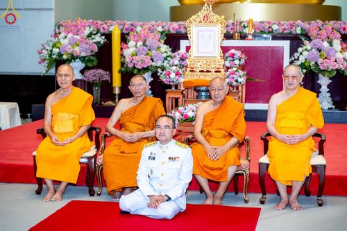 ภาพ No.214858:พิธีต้อนรับสัญญาบัตร พัดยศ พระราชวิเทศวชิรเวที (บัณฑิต วรปญฺโญ) เจ้าอาวาสวัดพระธรรมกายสกอตแลนด์ สหราชอาณาจักร ผู้ช่วยเจ้าอาวาสวัดพระธรรมกาย ณ อุโบสถพระไตรปิฏก วัดพระธรรมกาย
