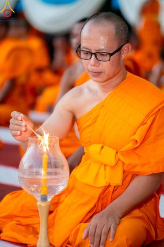 ภาพ No.192731:พิธีจุดประทีปถวายเป็นพุทธบูชา และบูชาธรรมมหาปูชนียาจารย์ ณ อนุสรณ์สถานคลองบางนางแท่น อ.สามพราน จ.นครปฐม ในโครงการธรรมยาตรา กตัญญูบูชา มหาปูชนียาจารย์ พระมงคลเทพมุนี(สด จนฺทสโร) พระผู้ปราบมาร อนุสรณ์สถาน 7 แห่ง ปีที่ 13 วันที่ 10 มกราคม พ.ศ. 2568