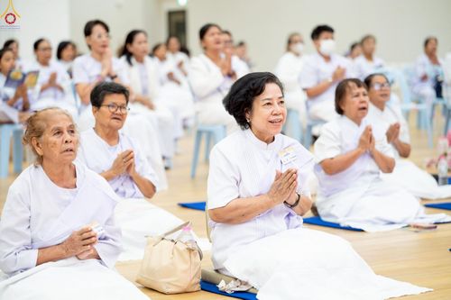 ภาพ No.242809:วันที่ 29-31 สิงหาคม พ.ศ. 2568 องค์กรภาคีเครือข่าย “บวร” (บ้าน-วัด-โรงเรียน-ราชการ) อ.คลองหลวง จัดบวชอุบาสิกาแก้ว ถวายพระราชกุศลแด่สมเด็จพระพันปีหลวง - กตัญญูบูชาแด่ผู้มีพระคุณ