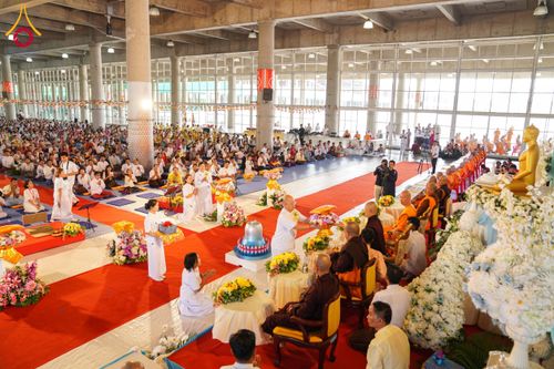 ภาพ No.143763:พิธีถวายผ้าไตร, สวดธรรมจักร, ปฏิบัติธรรม และฟังแสดงพระธรรมเทศนา ภาษาเมียนมา โดยมีสาธุชนชาวเมียนมากว่า 4,000 คน เข้าร่วมพิธี ณ มหารัตนวิหารคด วัดพระธรรมกาย วันอาทิตย์ที่ 7 กรกฎาคม พ.ศ. 2567