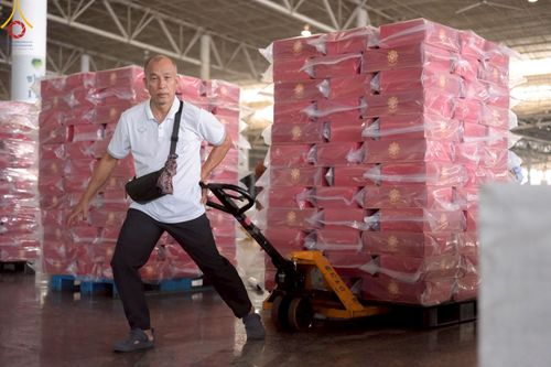 ภาพ No.214420:วันที่ 29 มีนาคม พ.ศ.2568 กิจกรรมใส่ถุงซิปกล่องไทยธรรม เพื่อรักษาความประณีตของกล่องไทยธรรม ในทุกสภาพอากาศ ณ บ้านแก้วเรือนทองคุณยาย วัดพระธรรมกาย