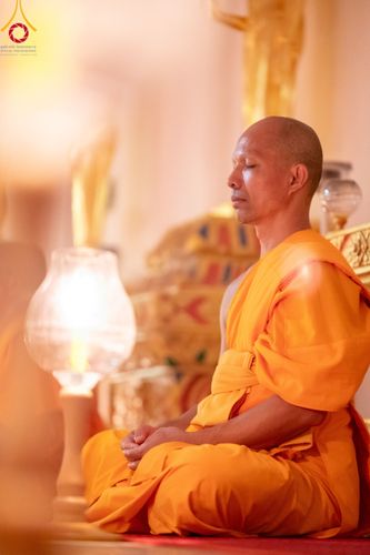 ภาพ No.112100:พิธีจุดประทีปถวายเป็นพุทธบูชา และบูชาธรรมมหาปูชนียาจารย์ พระมงคลเทพมุนี(สด จนฺทสโร) ในโครงการธรรมยาตรา กตัญญูบูชา มหาปูชนียาจารย์ พระมงคลเทพมุนี(สด จนฺทสโร) พระผู้ปราบมาร อนุสรณ์สถาน 7 แห่ง ปีที่ 12 วันที่ 14 มกราคม พ.ศ. 2567 ณ วัดสองพี่น้อง อ.สองพี่น้อง