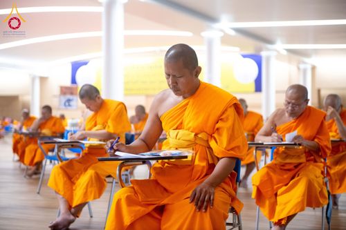 ภาพ No.208871:พระบาทสมเด็จพระเจ้าอยู่หัวทรงพระกรุณาโปรดเกล้าฯ พระราชทานภัตตาหารพระราชทาน แด่พระภิกษุ สามเณร ในการสอบบาลีสนามหลวง ณ วัดพระธรรมกาย วันที่ 22 กุมภาพันธ์ พ.ศ. 2568 ณ วัดพระธรรมกาย อำเภอคลองหลวง จังหวัดปทุมธานี