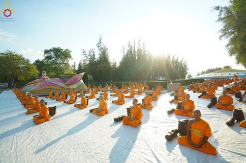 ภาพ No.187012:พระธรรมยาตราปฏิบัติธรรม และถ่ายภาพหมู่ประวัติศาสตร์ ปีที่ 13 ณ ลานทิศตะวันออก มหาวิหารพระมงคลเทพมุนี วัดพระธรรมกาย จ.ปทุมธานี วันเสาร์ที่ 28 ธันวาคม พ.ศ. 2567