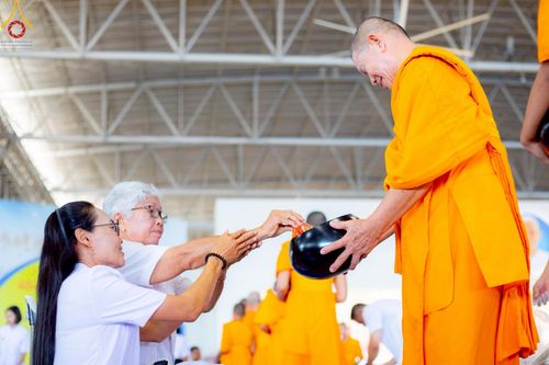 ภาพ No.222062:วันที่ 4 พฤษภาคม พ.ศ. 2568 พิธีตักบาตร เนื่องในวันอาทิตย์ต้นเดือน ณ บ้านแก้วเรือนทองคุณยายฯ วัดพระธรรมกาย