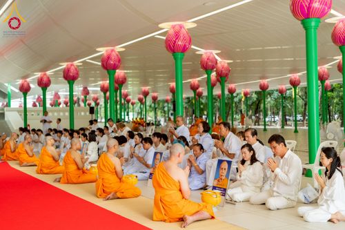 ภาพ No.244870:วันเสาร์ที่ 6 กันยายน พ.ศ. 2568 พิธีถวายบาตร บรรพชา อุปสมบทของนาคธรรมทายาท โครงการอุปสมบทหมู่บูชาธรรมครบรอบ 108 ปี  วันครูผู้ค้นพบวิชชาธรรมกาย ณ โบสถ์พระไตรปิฎก วัดพระธรรมกาย