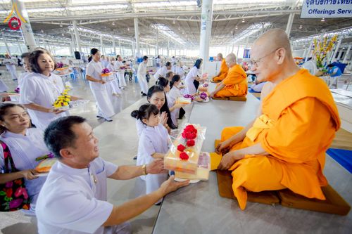ภาพ No.277082:วันอาทิตย์ที่ 7 ธันวาคม พ.ศ. 2568 พิธีตักบาตรอาทิตย์ต้นเดือน ณ บ้านแก้วเรือนทองคุณยายฯ วัดพระธรรมกาย