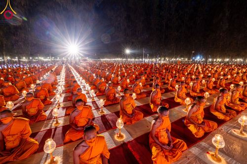 ภาพ No.107204:พิธีจุดประทีปถวายเป็นพุทธบูชา และบูชาธรรมมหาปูชนียาจารย์ ในโครงการธรรมยาตรากตัญญูบูชา มหาปูชนียาจารย์ พระมงคลเทพมุนี(สด จนฺทสโร) พระผู้ปราบมาร  อนุสรณ์สถาน 7 แห่ง ปีที่ 12  วันที่ 6 มกราคม พ.ศ. 2567 ณ อนุสรณ์สถานมหาวิหารพระมงคลเทพมุนี อ.สองพี่น้อง จ.สุพร