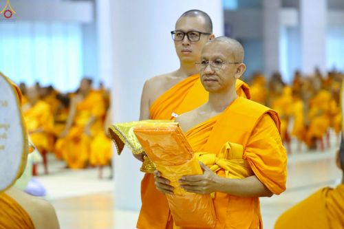 ภาพ No.233855:วันเสาร์ที่ 19 กรกฎาคม พ.ศ.2568 วันมหารำลึก ครั้งที่ 35 พิธีรำลึกถึงนักสร้างบารมี , พิธีสวดพระพุทธมนต์ , พิธีทอดผ้าบังสกุลและถวายไทยธรรม วัดพระธรรมกาย