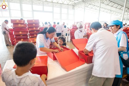 ภาพ No.212112:วันจันทร์ที่ 17 มีนาคม พ.ศ. 2568 บุญบรรจุกล่องไทยธรรม เพื่อถวายแด่พระสังฆาธิการ 40,000 กว่าวัดทั่วไทย ในวันคุ้มครองโลก 22 เมษายน พ.ศ. 2568 ณ บ้านแก้วเรือนทองคุณยายฯ วัดพระธรรมกาย