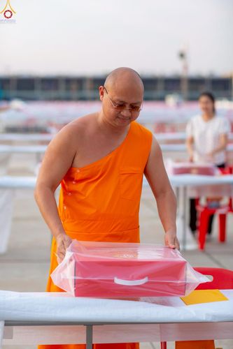 ภาพ No.225143:วันที่ 20 - 27 เมษายน พ.ศ. 2568 "ภาพแห่งความปลื้มที่ไม่มีวันจบ" คณะสงฆ์สามเณร เจ้าหน้าที่ และสาธุชน ร่วมแรงร่วมใจกันเตรียมงานและเก็บงาน เพื่อวันคุ้มครองโลก พิธีถวายมหาสังฆทานคณะสงฆ์ 40,000 กว่าวัดทั่วประเทศ