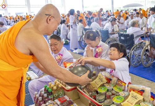 ภาพ No.240485:วันพุธที่ 27 สิงหาคม พ.ศ. 2568 พิธีตักบาตร ในวันธรรมชัย ณ วัดพระธรรมกาย จ.ปทุมธานี